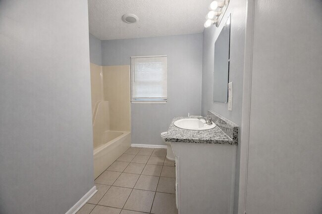 Building Photo - 2012 Enolam Blvd SE