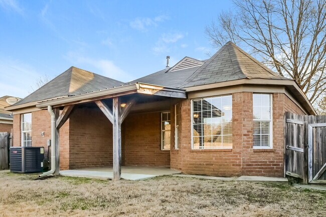 Building Photo - 7631 Tally Ho Dr E