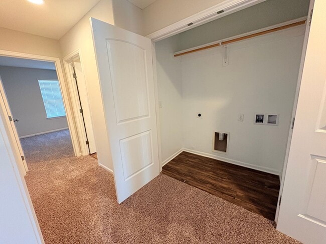 Building Photo - 2 Bed 2 Car Single Level Home in Raymore