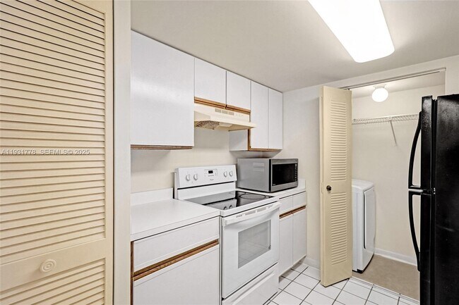 Building Photo - 9901 Westview Dr