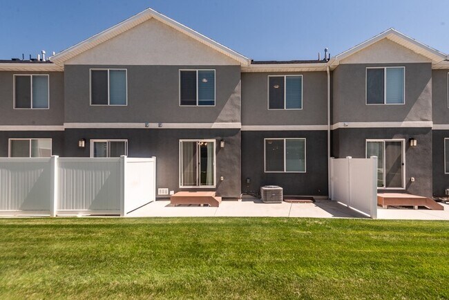 Building Photo - 461 S Day Dream Ln