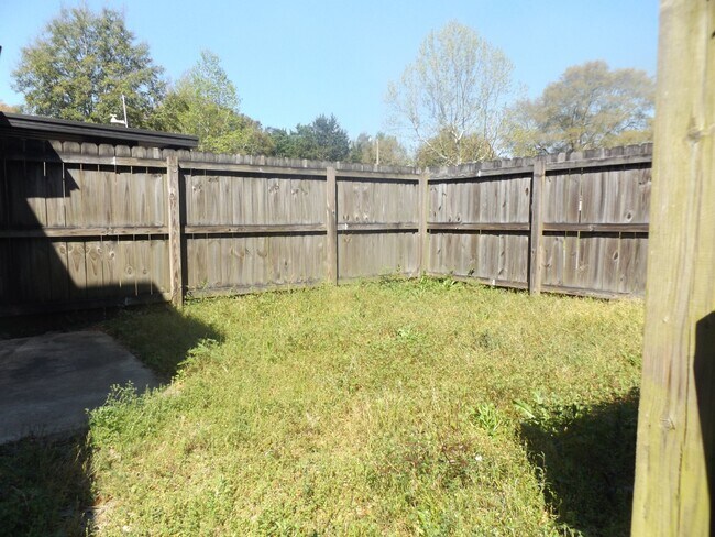 Building Photo - Spacious 2BR Apartment Near UWF! Water, Se...