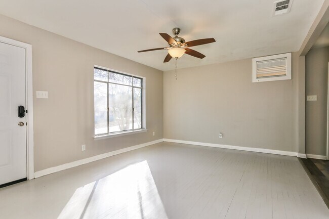 Building Photo - 30 Eaton Dr