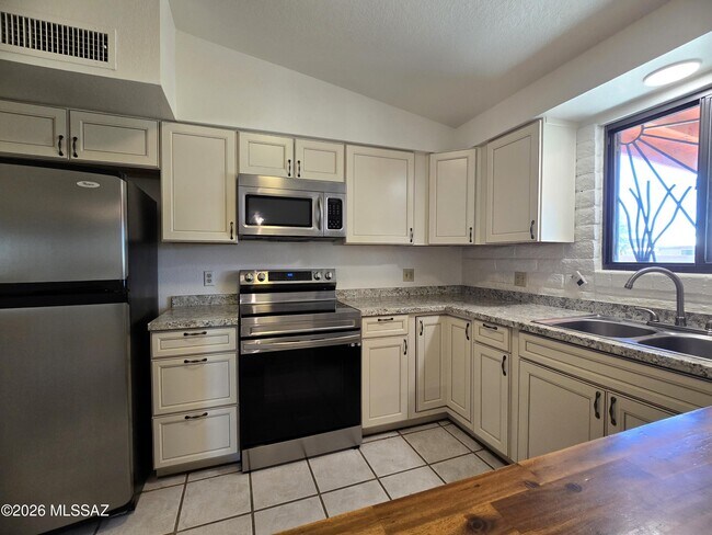 Building Photo - 2351 W Placita Algodon