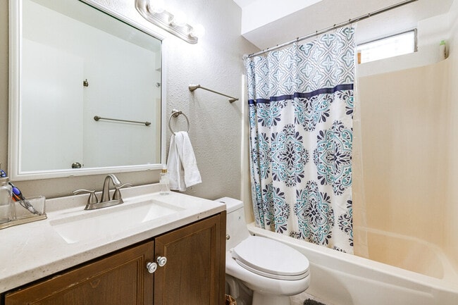 Building Photo - 903 W Harvard Dr