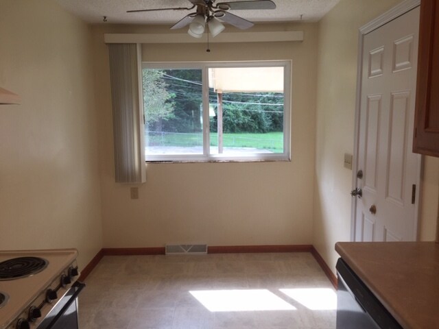 Area for table and chairs. - 12601 Blue Ridge Ext