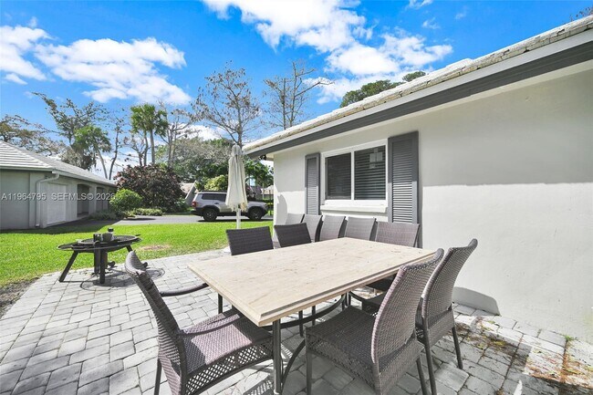 Building Photo - 820 E Cypress Ln