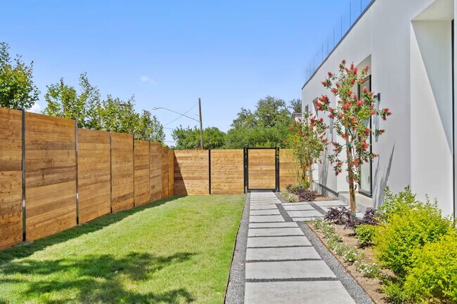 Building Photo - 2109 Barton Hills Dr