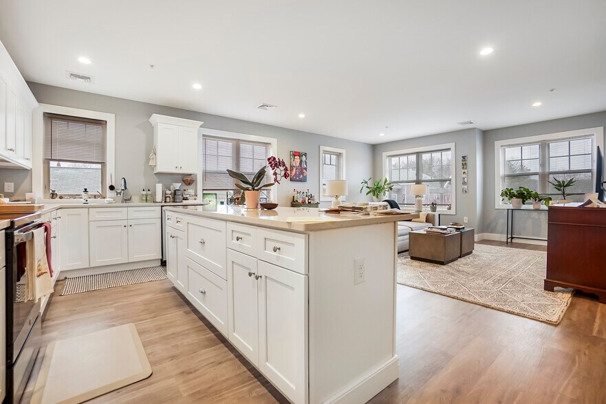 Building Photo - 247 Bussey St