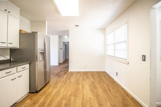 Building Photo - Updated 3 Bedroom Home for Rent in Central...