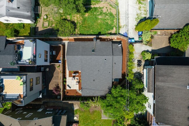 Building Photo - 6404 47th Ave SW