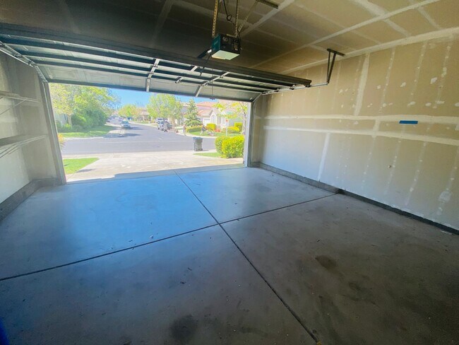 Building Photo - Short Walk to Stonelake Clubhouse!