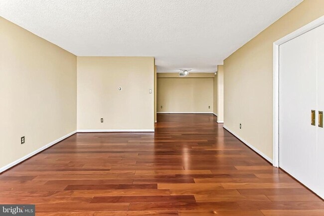 Building Photo - 1101 S Arlington Ridge Rd