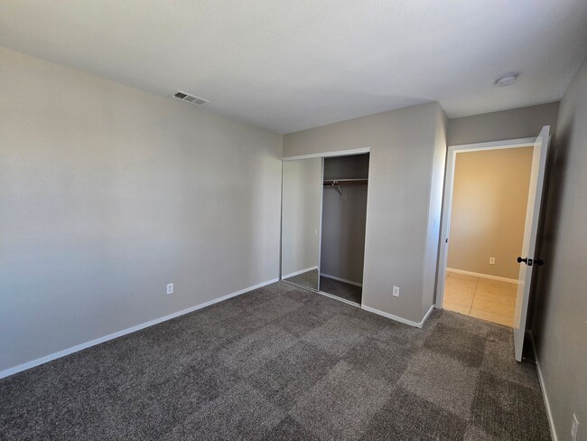 Building Photo - 3 Bedroom Home in Summerlin North Close to...