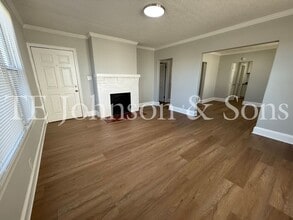 Building Photo - Charming 2 Bedroom Home