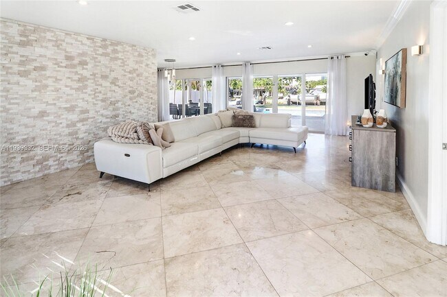 Building Photo - 2031 NE 14th Ct