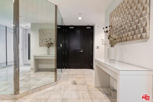 Building Photo - 10520 Wilshire Blvd