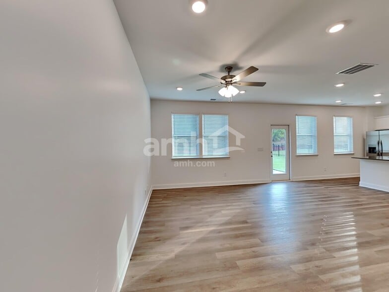 Building Photo - 1043 Highland Walk