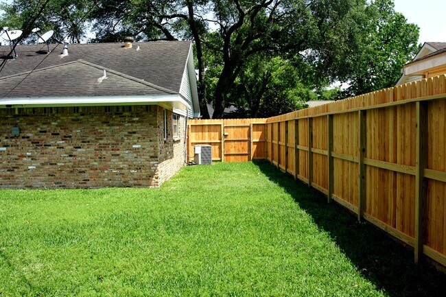 Building Photo - 6031 Cerritos Dr