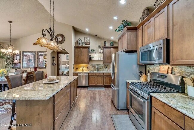 Building Photo - Pebble Creek