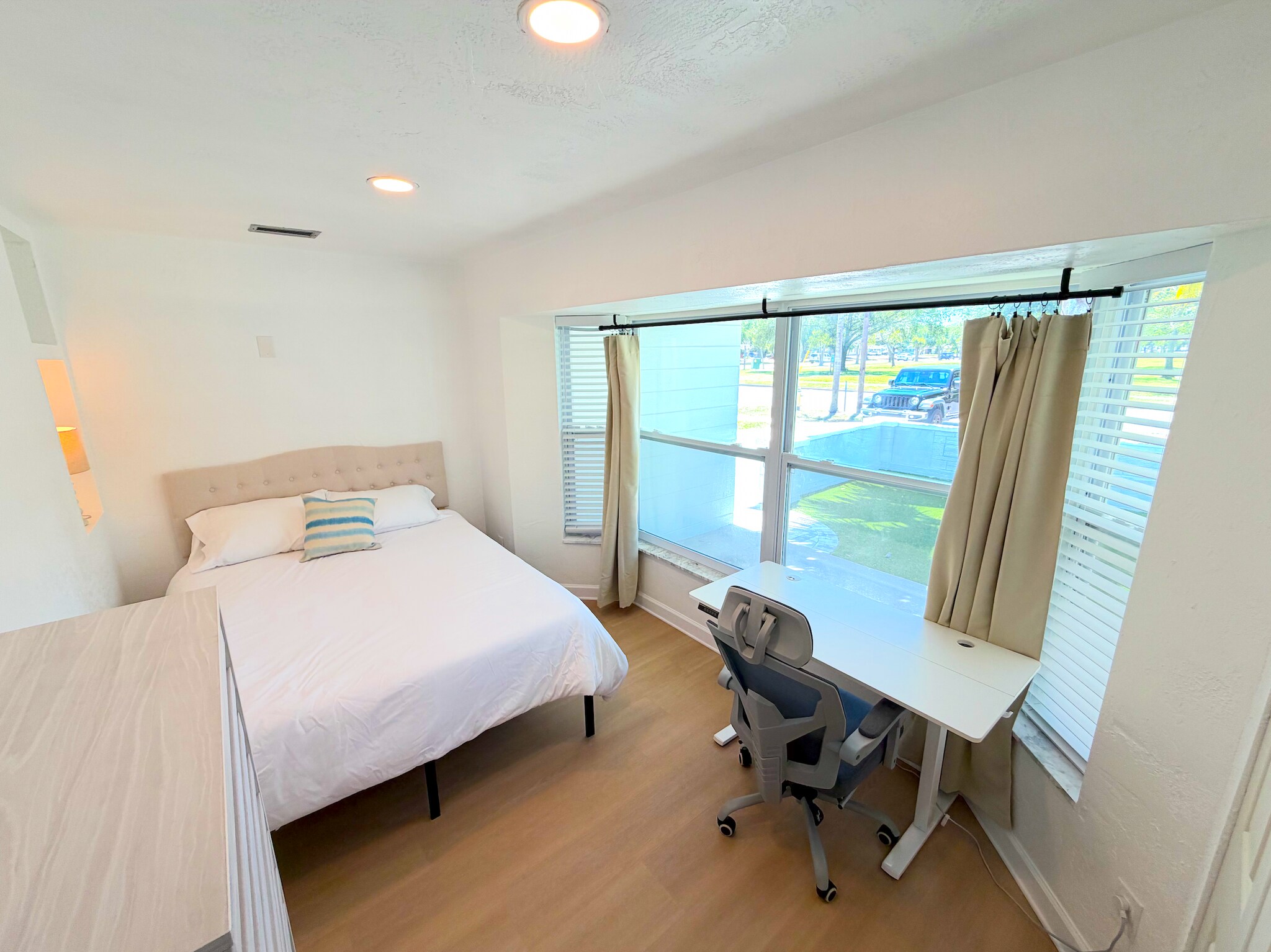 Building Photo - 5813 26th Ave N