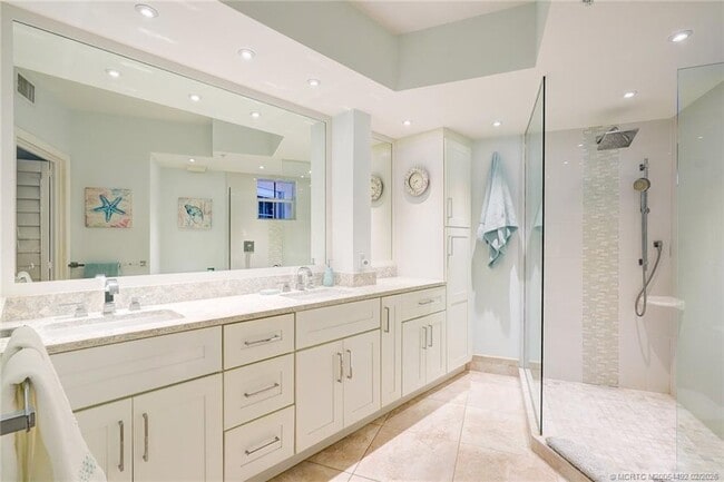 Building Photo - 5750 NE Island Cove Way