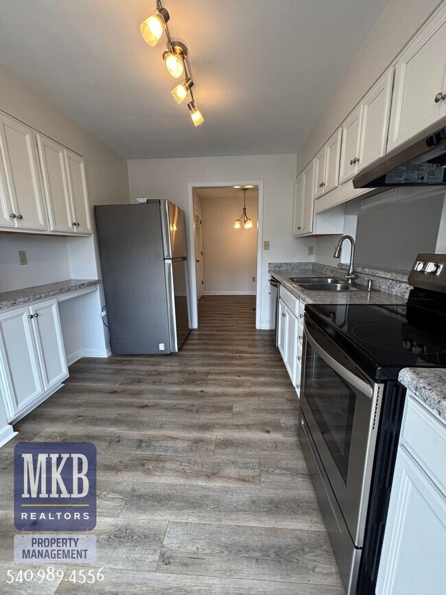Building Photo - 2527 Gatehouse Ln