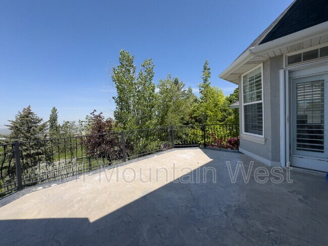 Building Photo - 49 E Fairway Dr