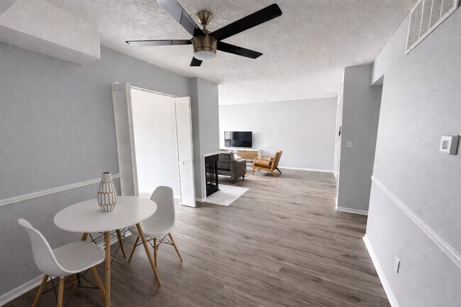 Building Photo - 505 N Rock Rd