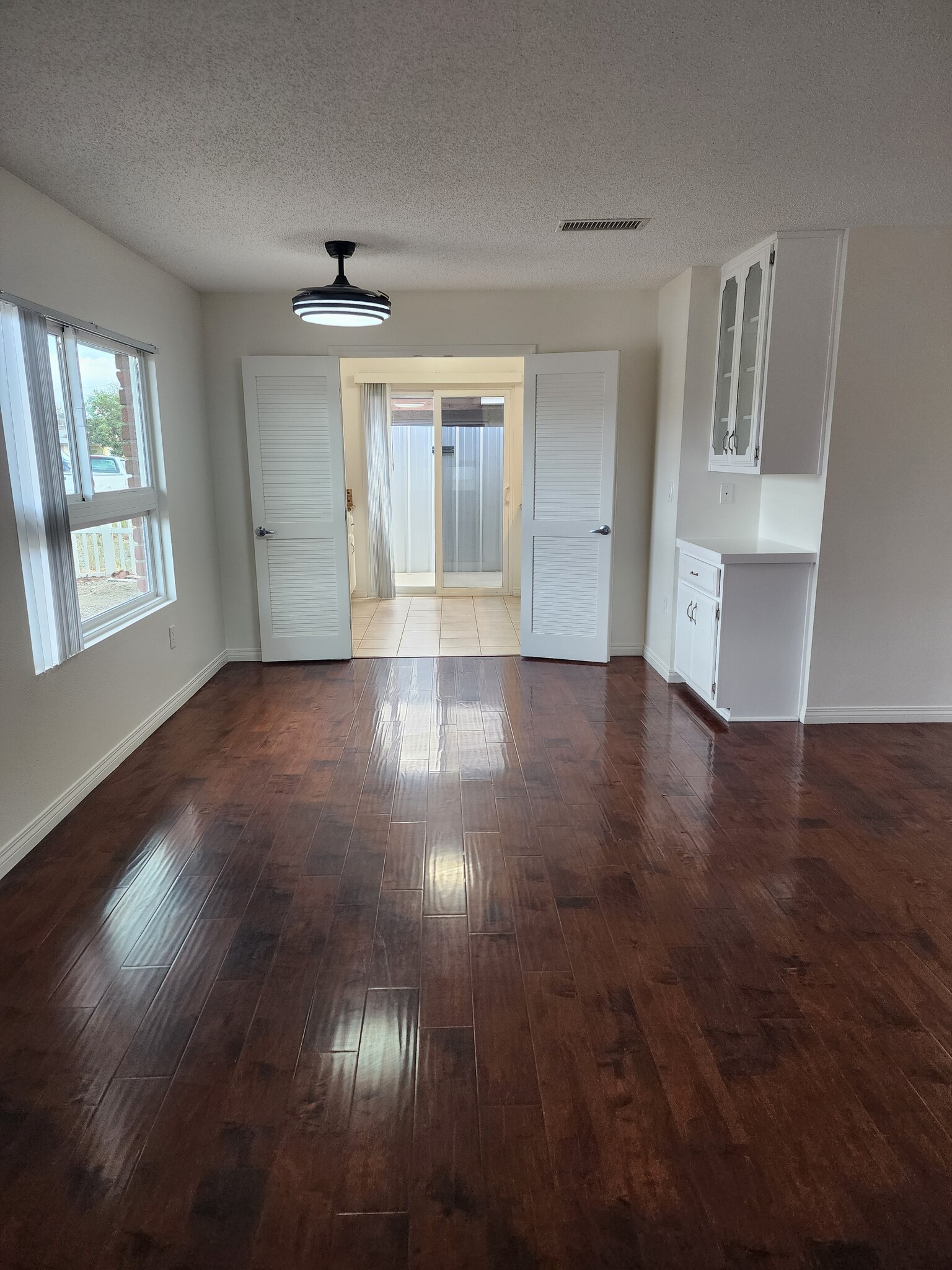 Dining Area - 431 S Simpson Ave