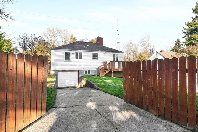 Building Photo - Updated 3 Bedroom Northgate Home with Atta...