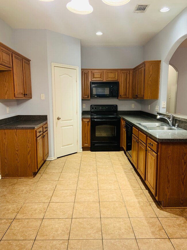 Building Photo - 1613 Makayla Ln