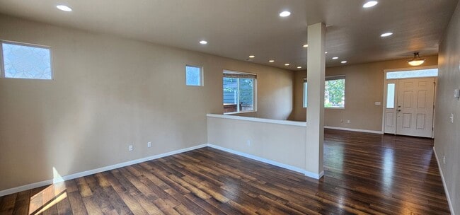 Building Photo - Spacious Port Orchard Home