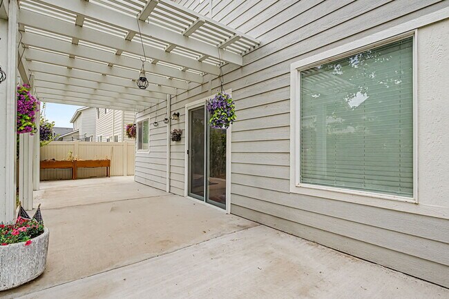 Building Photo - 5140 N Elmstone Ave