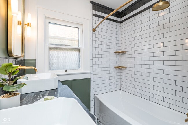 Building Photo - 322 E 37th St