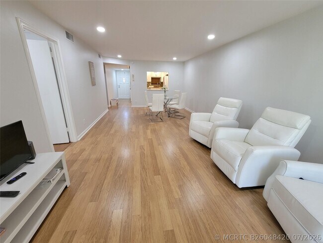 Building Photo - 9411 N Hollybrook Lake Dr