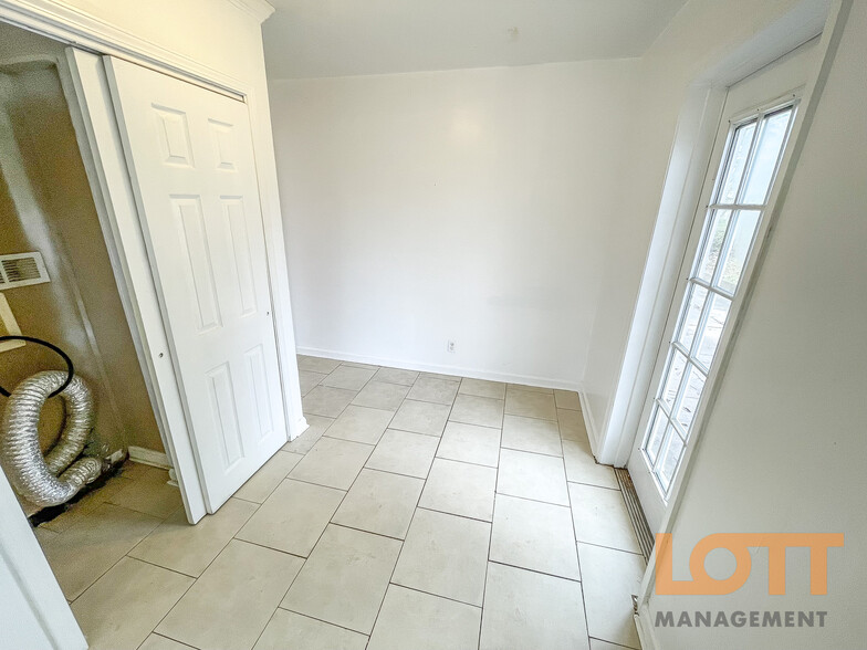 Building Photo - 323 Welcome Ave