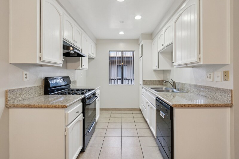 Building Photo - 725 E Providencia Ave