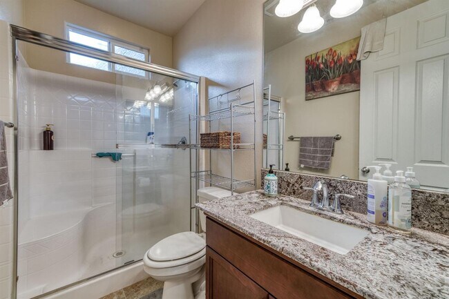 Building Photo - Beautiful 5 bedroom / 4 bath near Clovis East