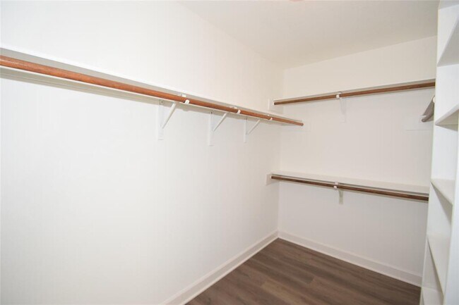 Building Photo - 1322 W Forest Dr