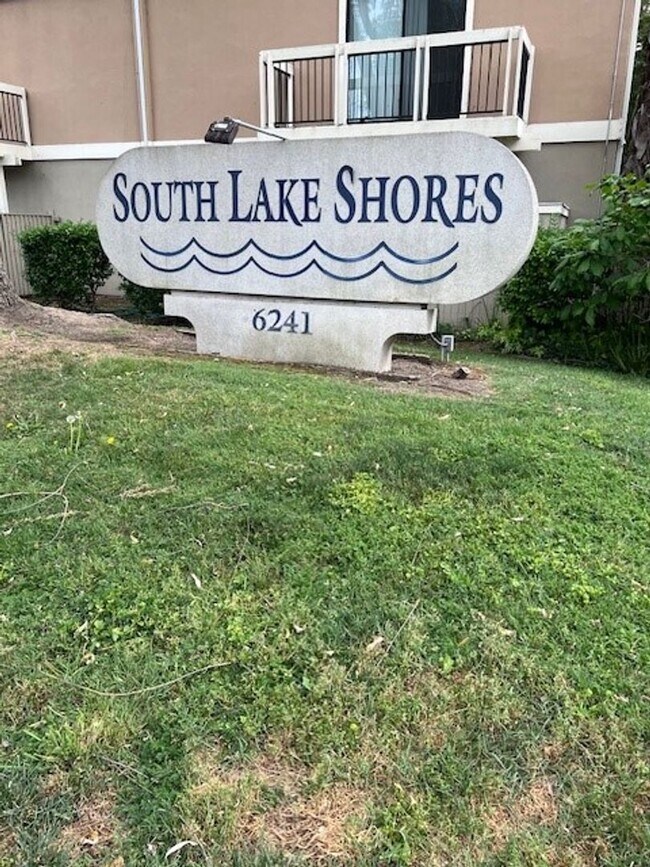 Building Photo - Lakeside living on Greenhaven, Sparkling Pool and covered parking