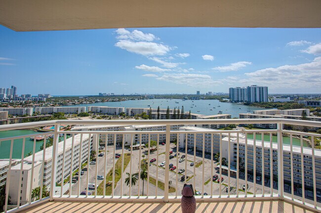 Building Photo - 18021 Biscayne Blvd