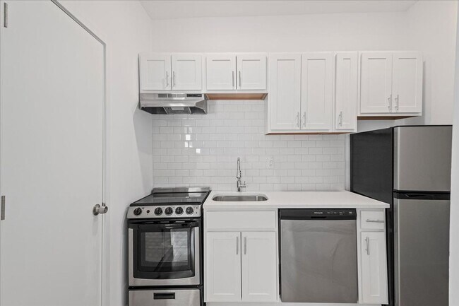 Building Photo - 640 Collins St