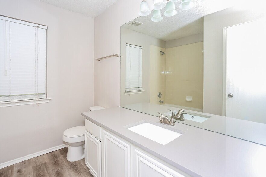 Building Photo - 2616 Lonesome Oak Dr