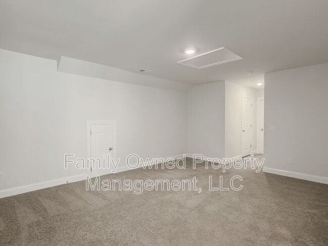 Building Photo - 208 Shortmarsh St