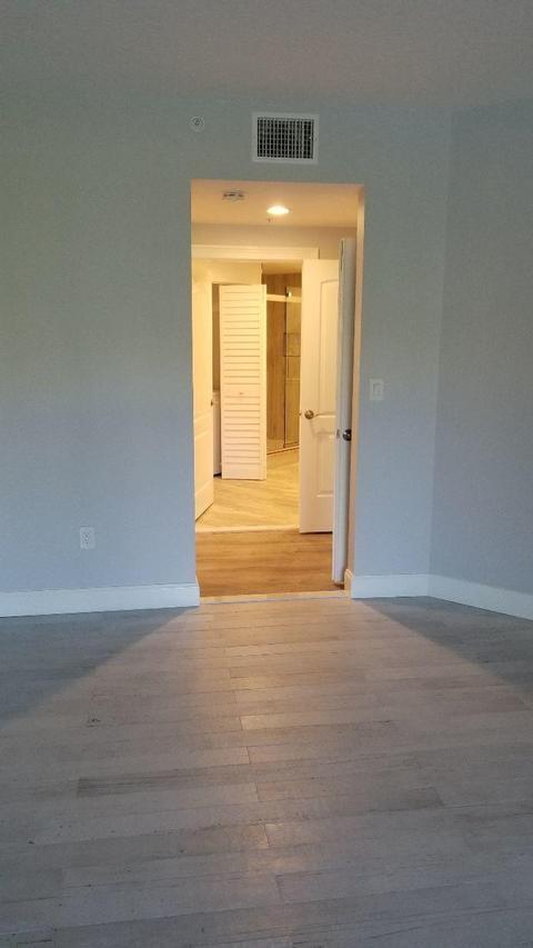 Building Photo - 300 Uno Lago Dr