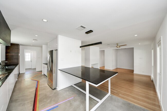 Building Photo - 7610 Highmeadow Dr