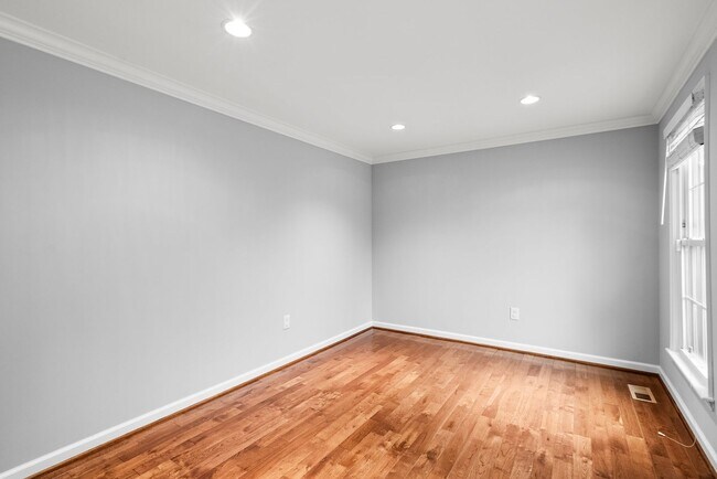 Building Photo - 4 Bedroom, 2.5 Bath Single Family Home in ...