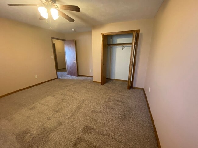 Building Photo - Large 4 Bed /  2 Bath Home