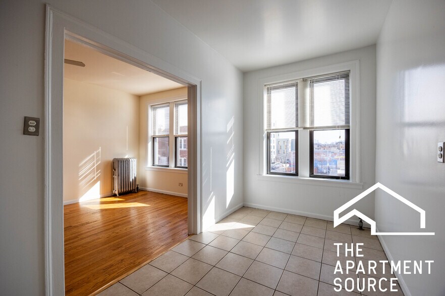 Building Photo - 2704 N Sawyer Ave